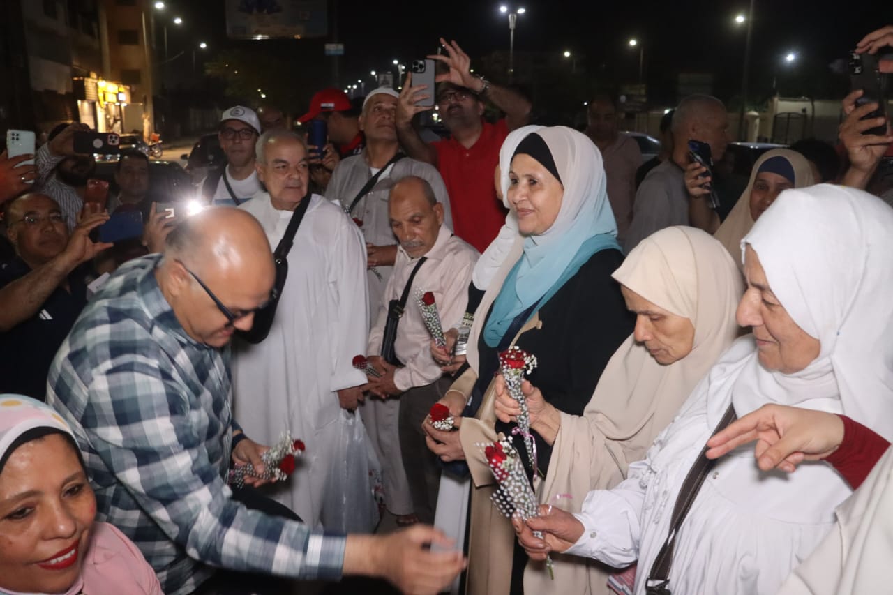 توزيع ورود على الحجاج توزيع ورود على الحجاج