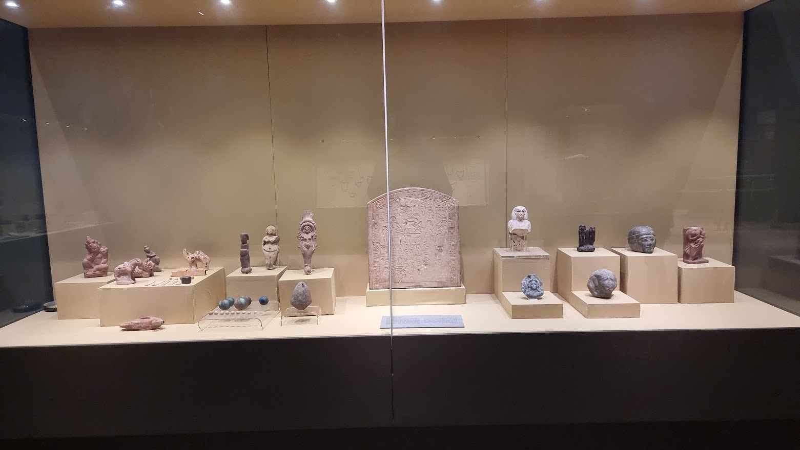 بعض القطع الأثرية المتنوعة بالمتحف