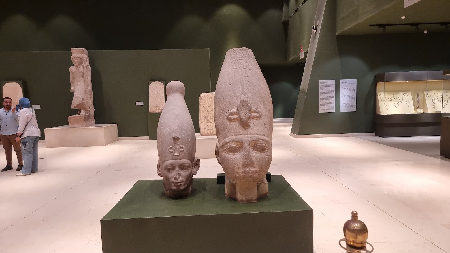 تماثيل ببهو المتحف