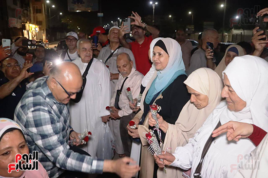 توزيع-ورود-على-الحجاج توزيع-ورود-على-الحجاج
