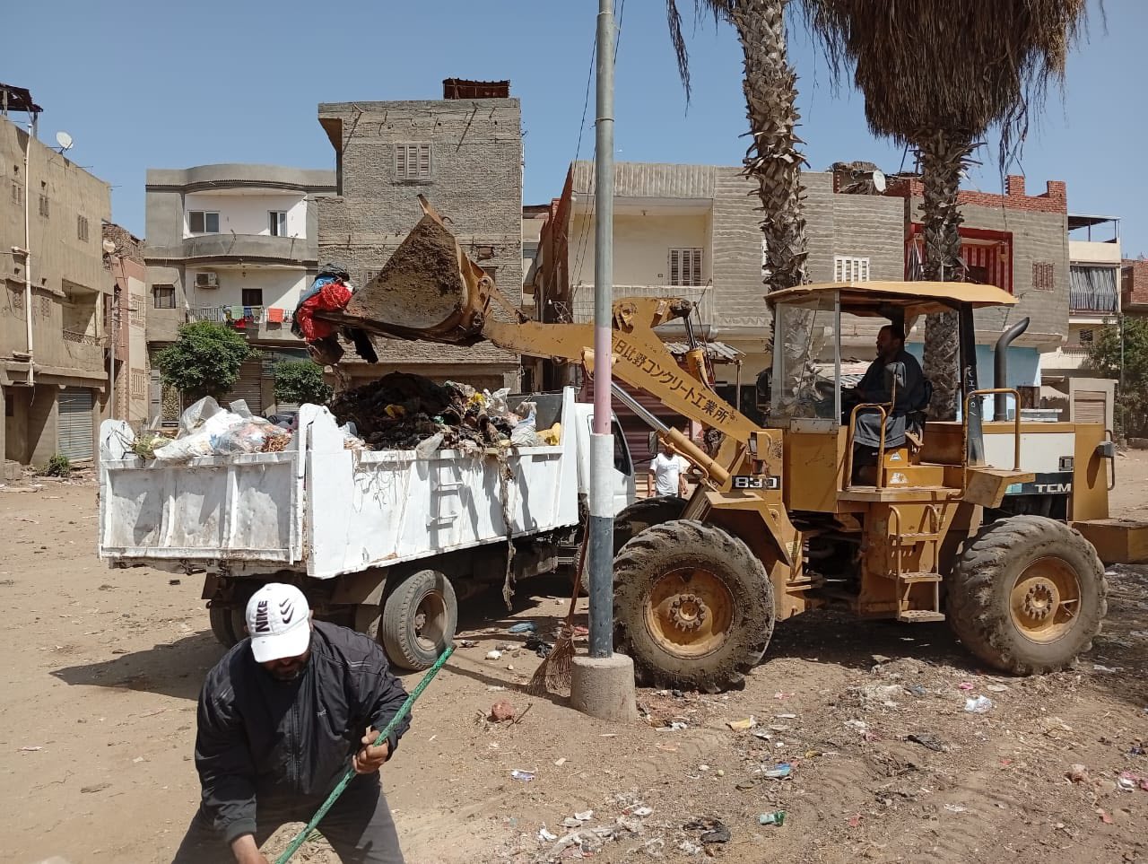 جانب من رفع المخلفات