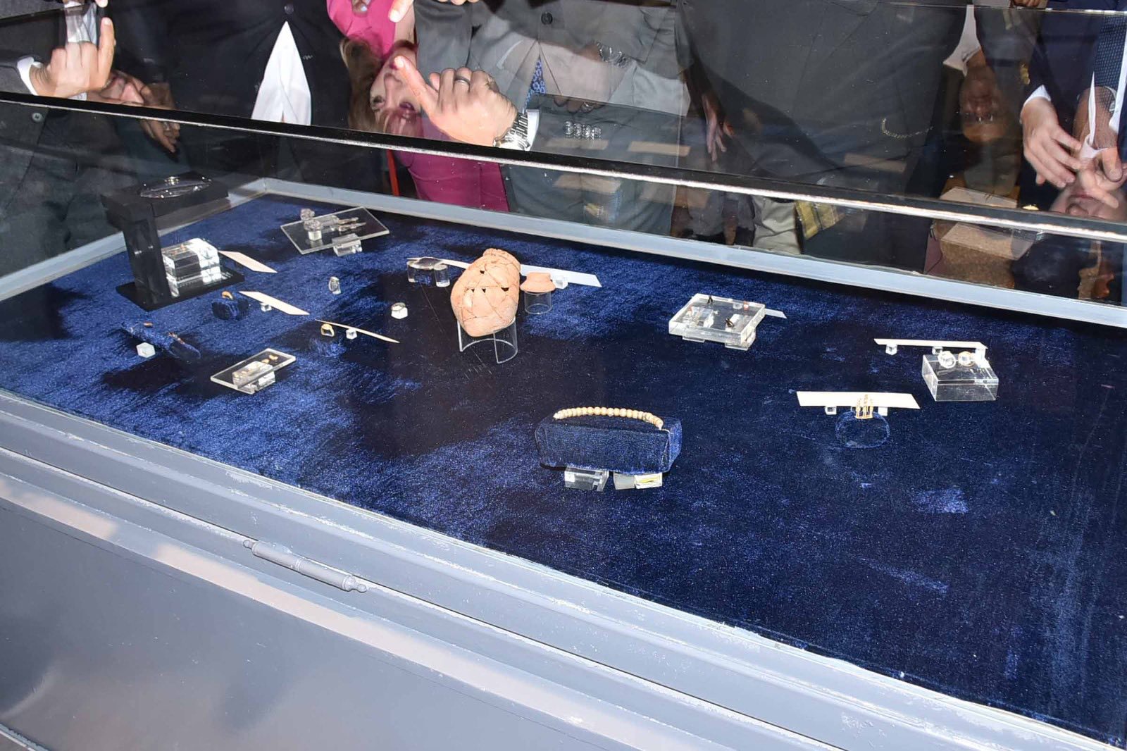 قطع معرض المجوهرات الذهبية بمتحف الأقصر للفن المصري القديم