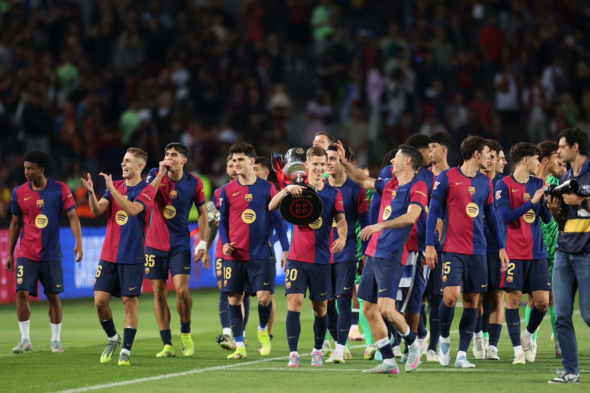 حفل تتويج برشلونة بالدوري حفل تتويج برشلونة بالدوري