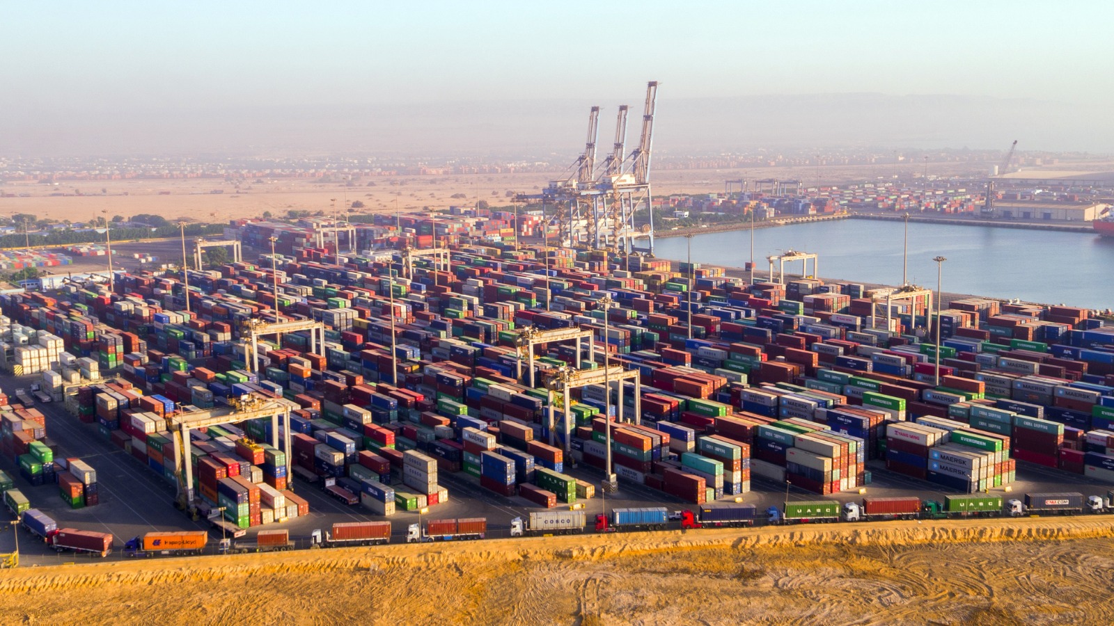 الحاويات التجارية بموانئ المنطقة الاقتصادية