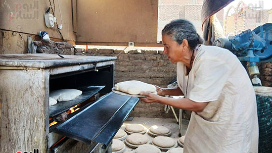 وضع-الخبز-في-الفرن