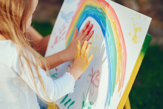 طفلة ترسم طفلة ترسم