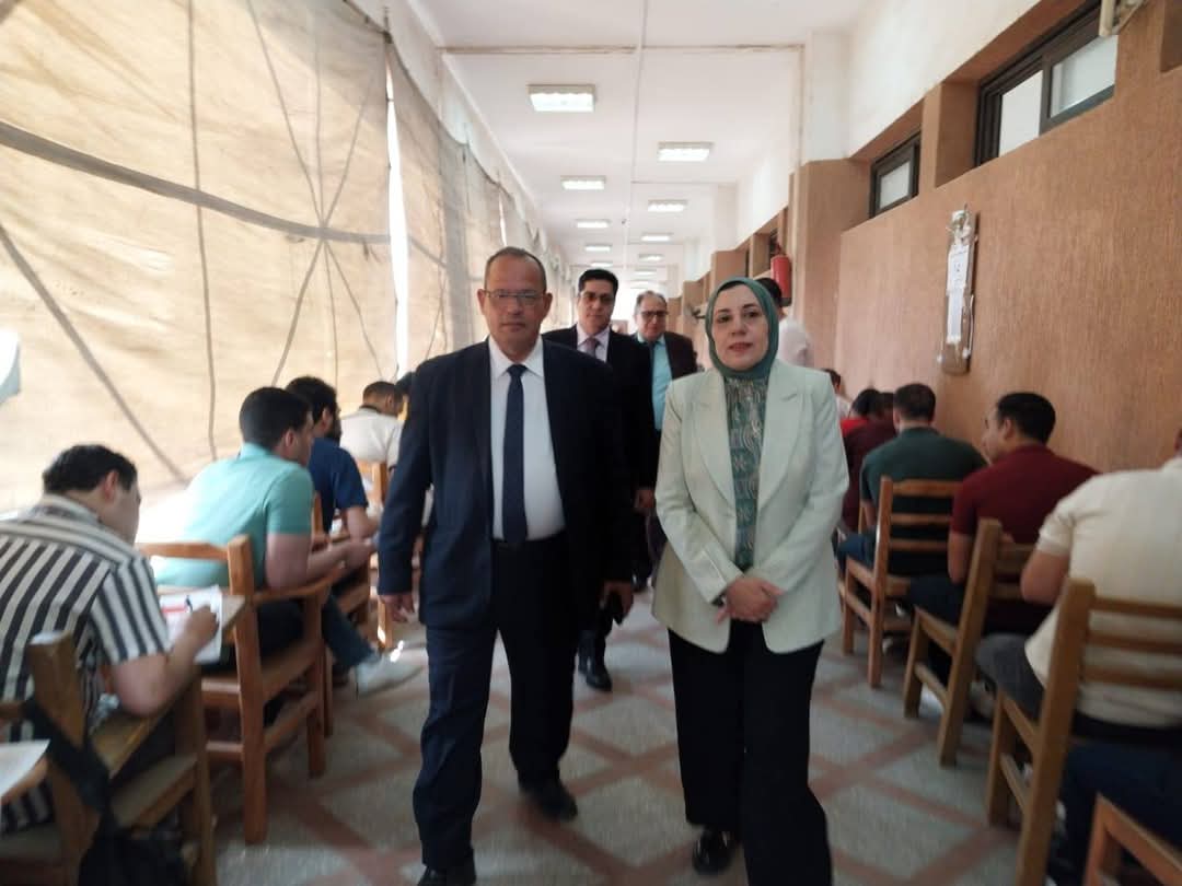نائب رئيس جامعة بنها خلال تفقد الامتحانات نائب رئيس جامعة بنها خلال تفقد الامتحانات
