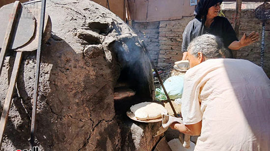 رص-الخبز-داخل-الفرن-