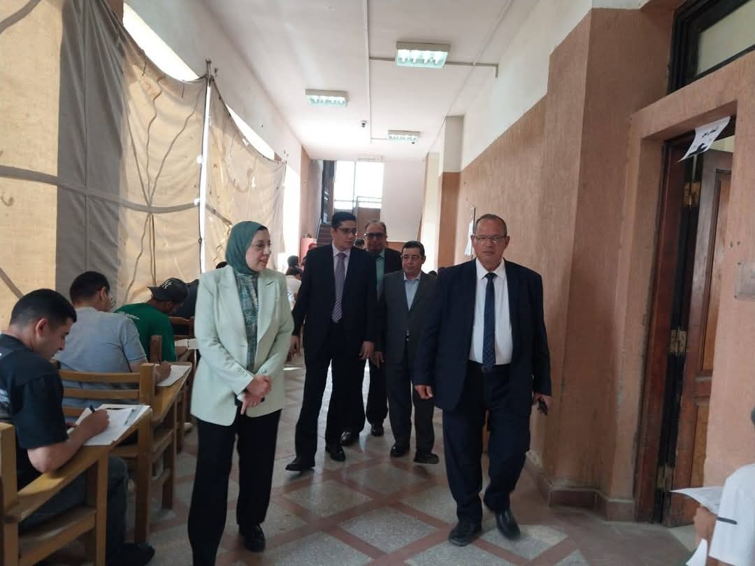 اثناء متابعة الامتحانات اثناء متابعة الامتحانات