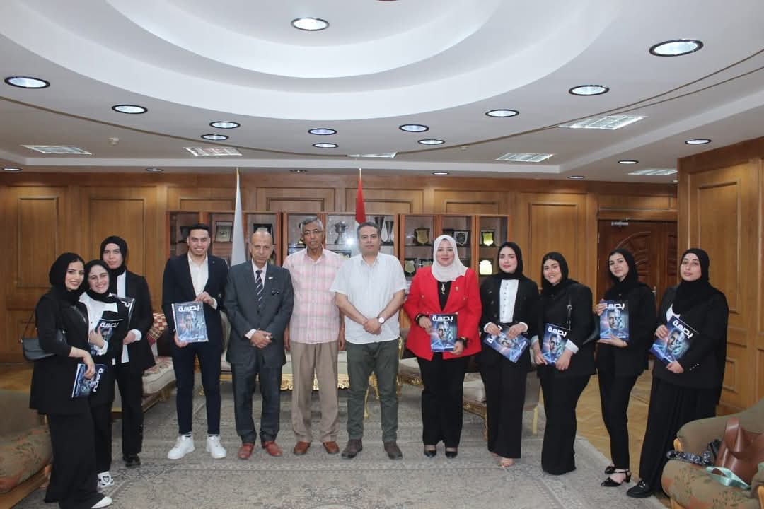 طلاب قسنم الاعلام وعميد كلية الاداب