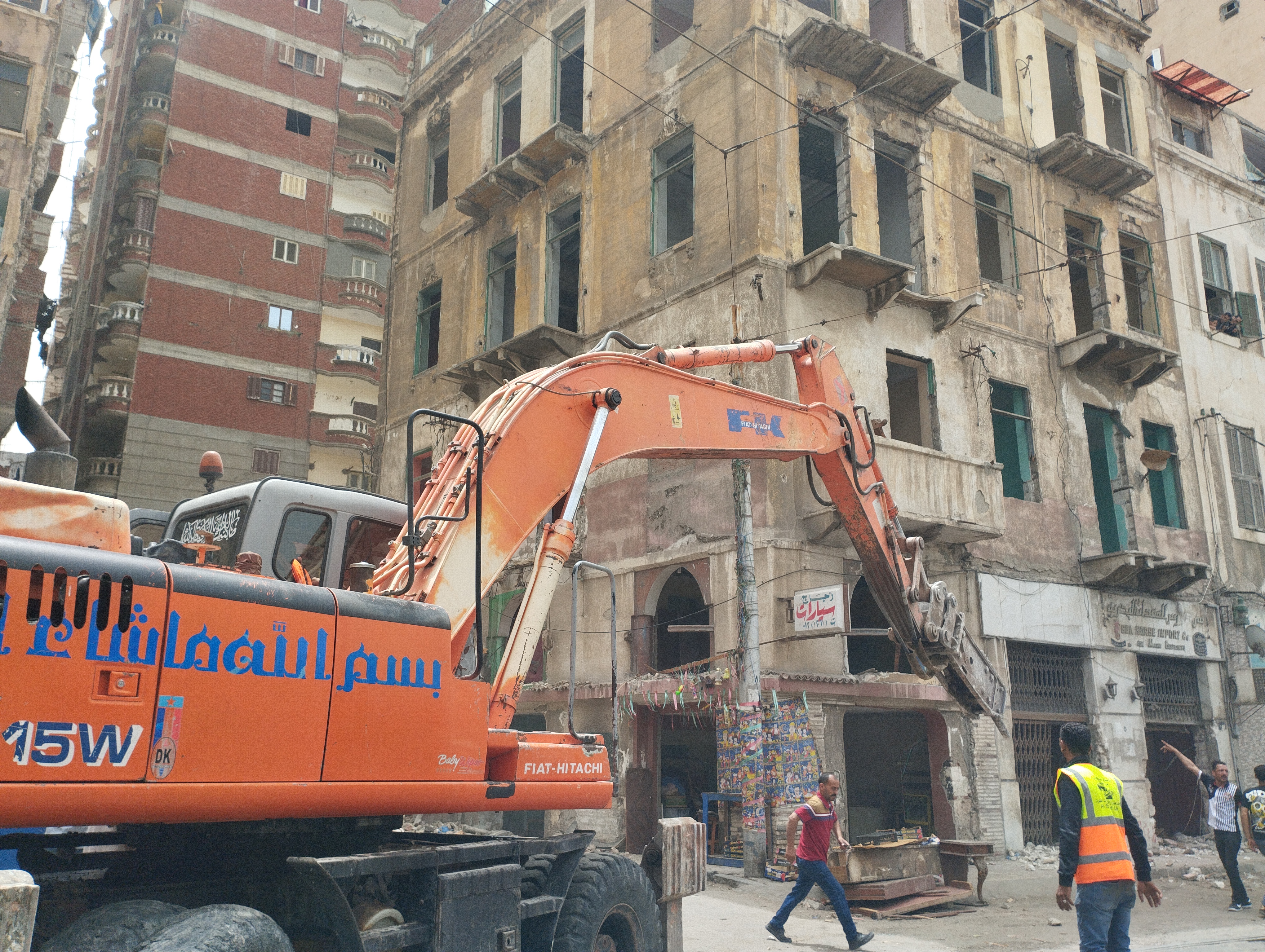 حملات لإزالة العقارات الايله للسقوط في الإسكندرية حملات لإزالة العقارات الايله للسقوط في الإسكندرية