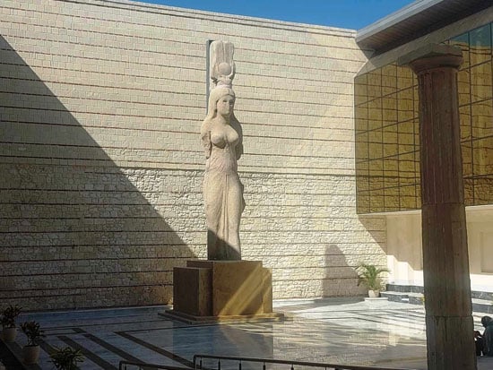 تمثال-الالهه-ايزيس-ببهو-المتحف-الرومانى--(1)