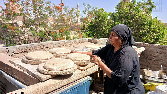 سيدة-تجهز-العيش-الشمسي-