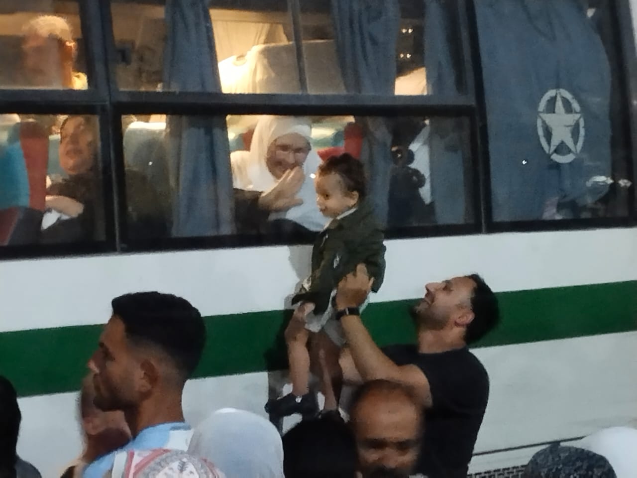الاحفاد يودعون الاجداد الاحفاد يودعون الاجداد