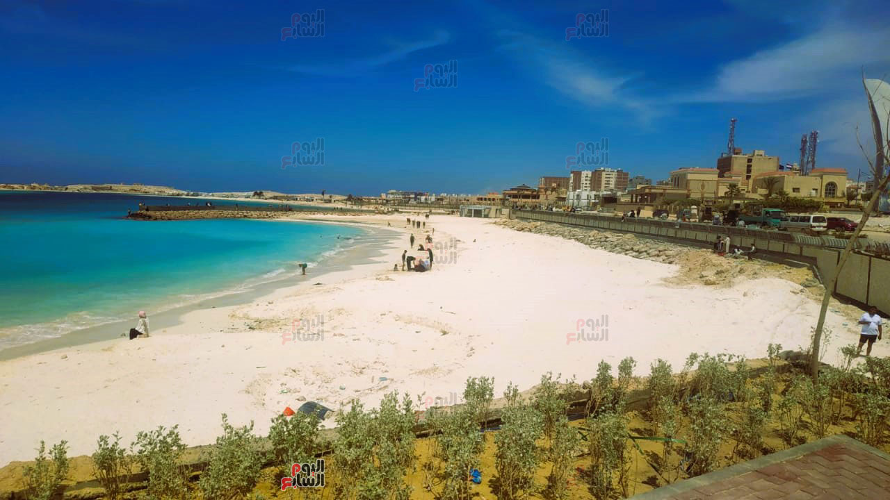 تحويل-المناطق-الصخرية-لشواطئ-رملية---كورنيش-مطروح تحويل-المناطق-الصخرية-لشواطئ-رملية---كورنيش-مطروح