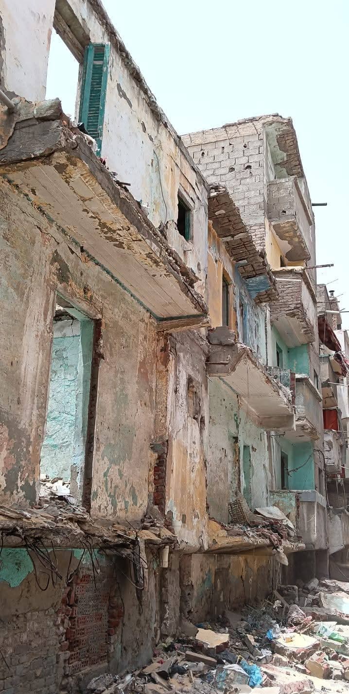 حملة لإزالة الأجزاء الخطرة بعقارات وادي القمر بالإسكندرية حملة لإزالة الأجزاء الخطرة بعقارات وادي القمر بالإسكندرية