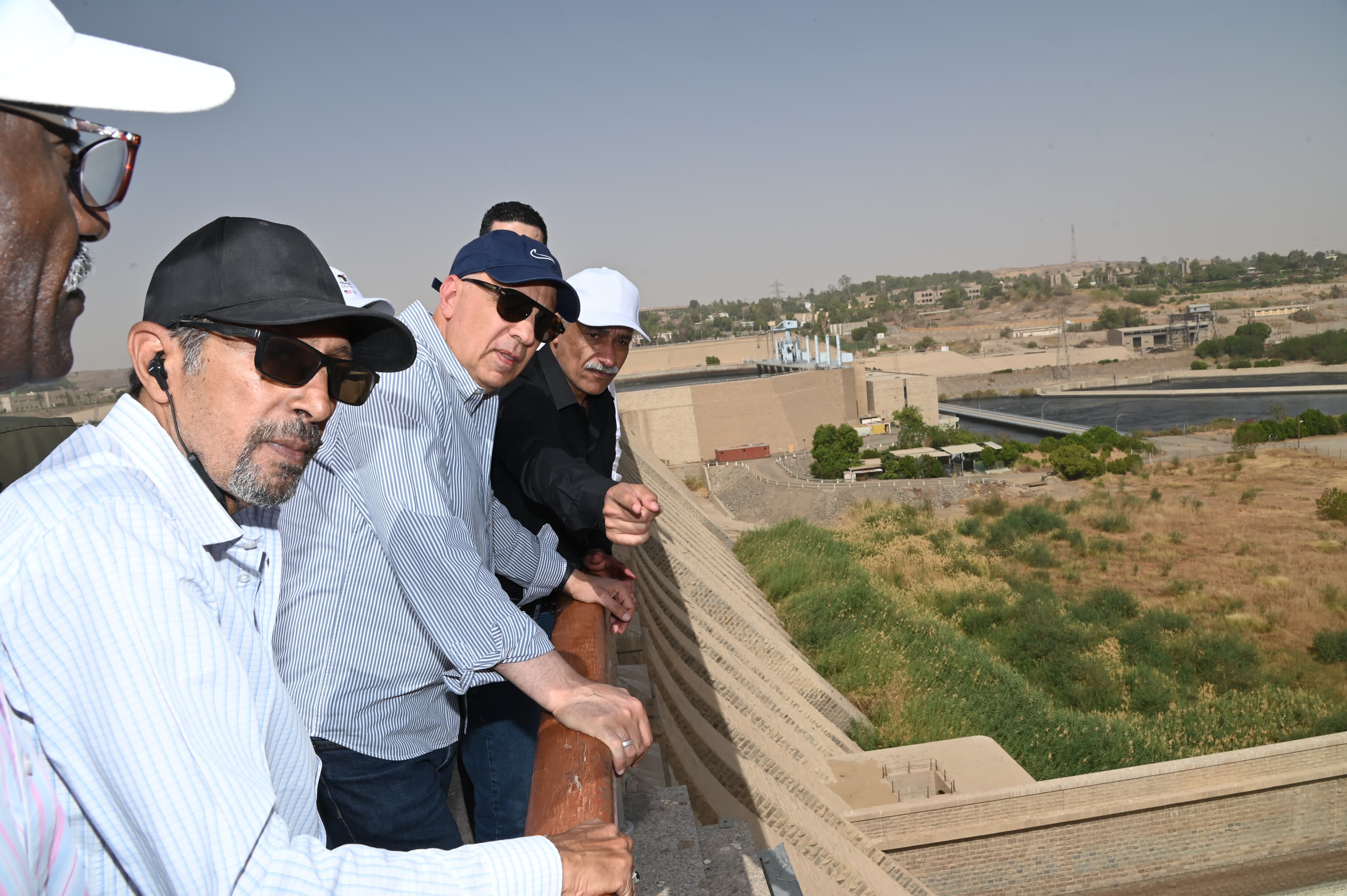 وزير الرى يتقفد خزان أسوان