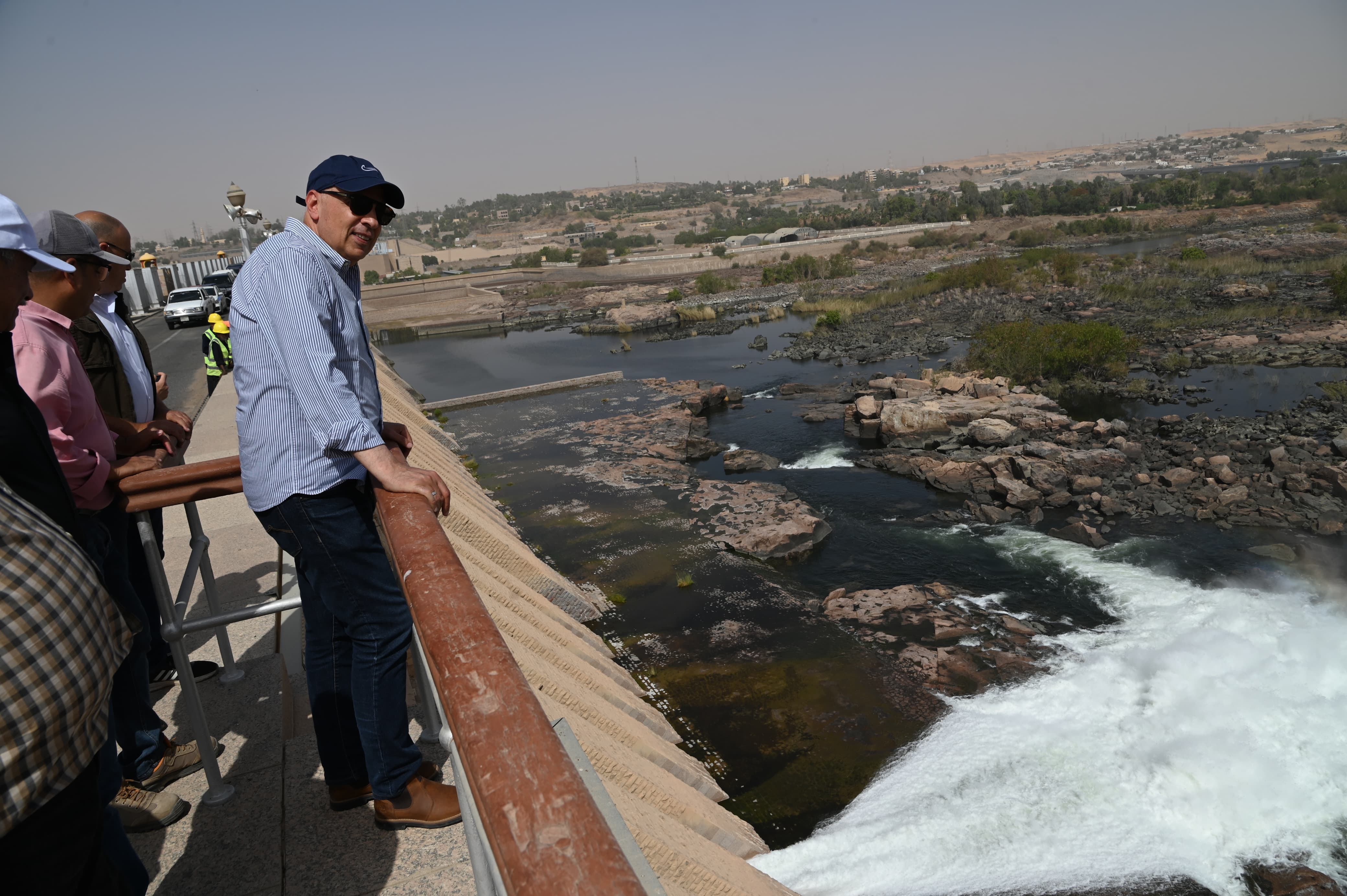 وزير الرى يتقفد خزان أسوان فى ثانى أيام زيارته لأسوان