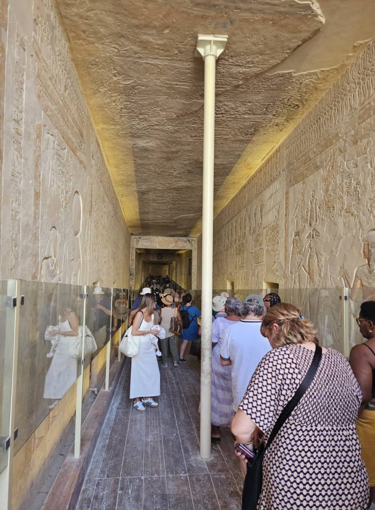 التوافد السياحى المميز فى قلب مقابر ملوك الأقصر التوافد السياحى المميز فى قلب مقابر ملوك الأقصر