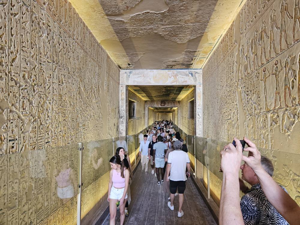 إقبال سياحى كبير فى مقابر ملوك وملكات الأقصر إقبال سياحى كبير فى مقابر ملوك وملكات الأقصر