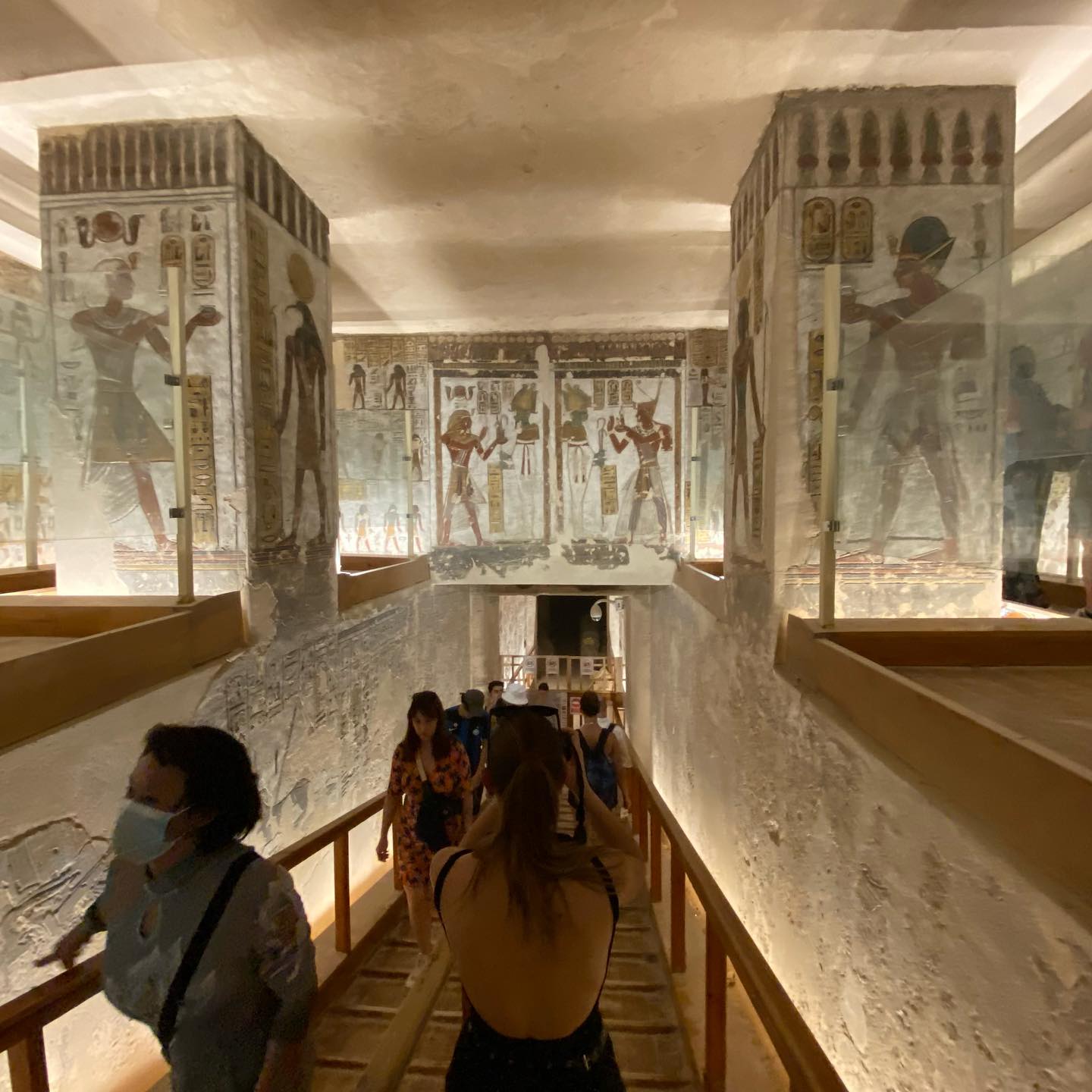 توافد السياح على مقابر الملوك والملكات بالأقصر توافد السياح على مقابر الملوك والملكات بالأقصر