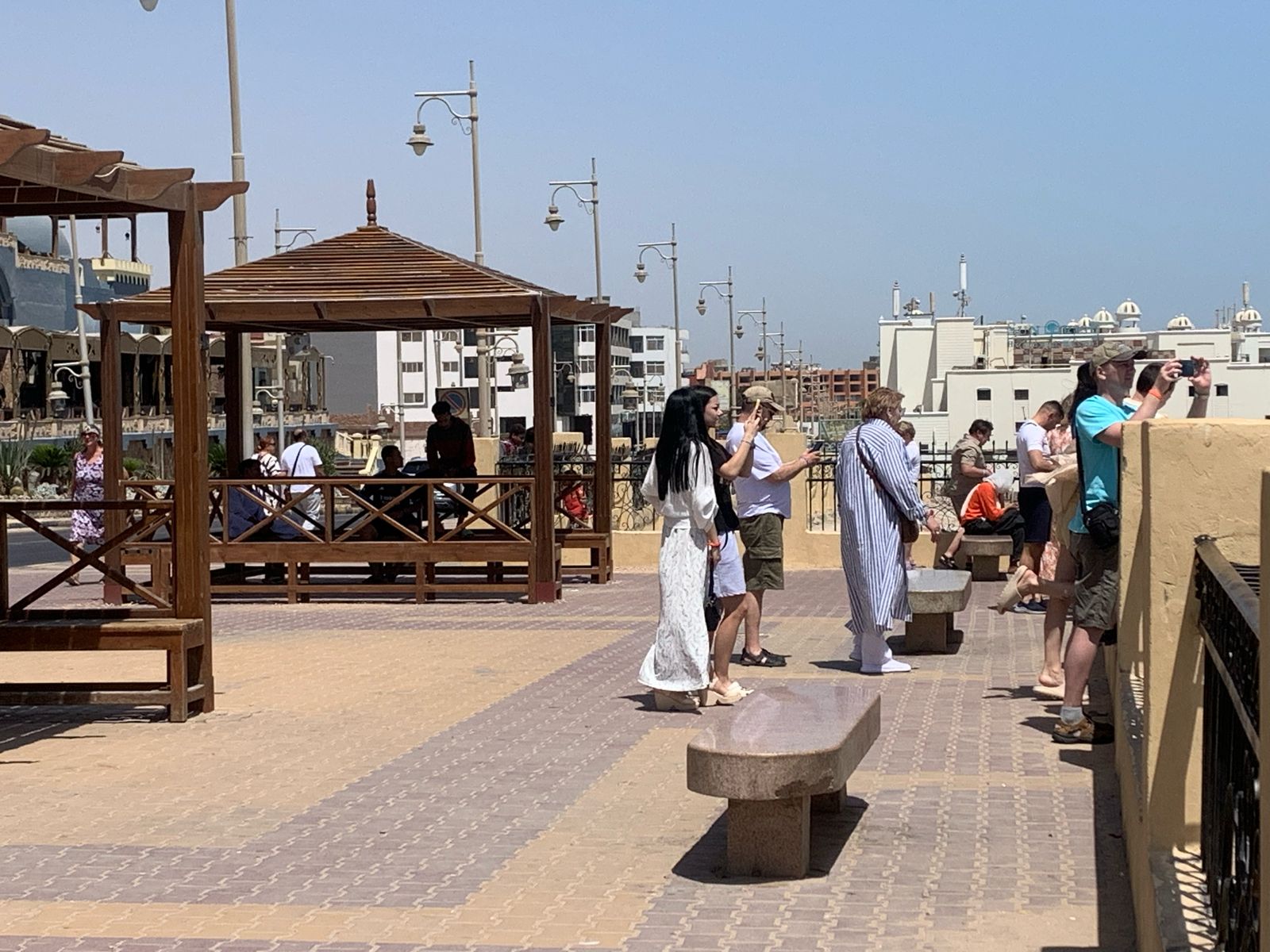 السياح على كورنيش الغردقة السياح على كورنيش الغردقة