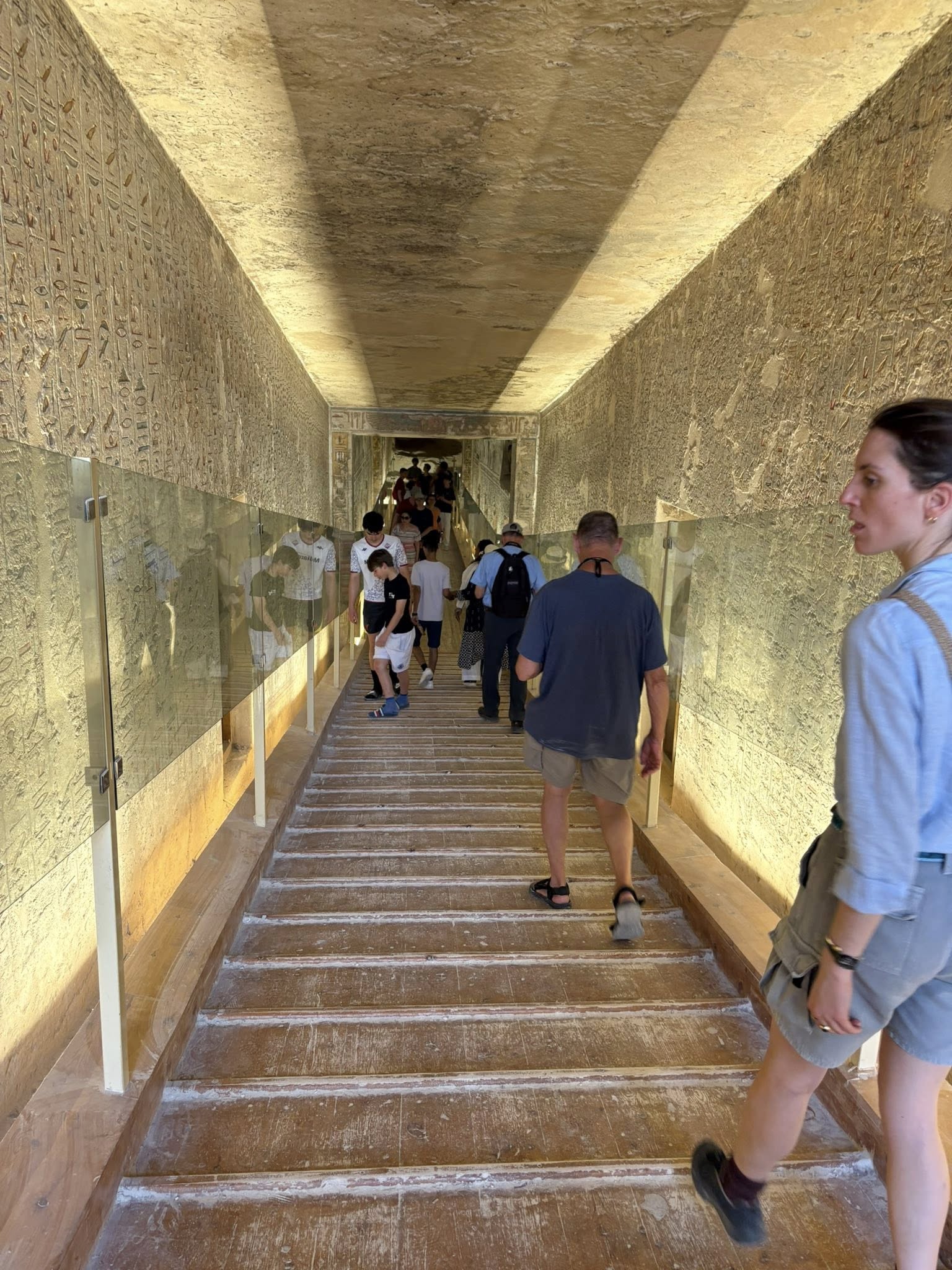 توافد السياح فى مقابر وادى الملوك والملكات توافد السياح فى مقابر وادى الملوك والملكات