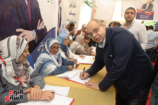 الكاتب الصحفى أكرم القصاص رئيس تحرير اليوم السابع يقوم بعملية التسجيل