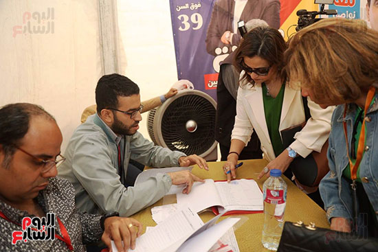 الكاتبة الصحفية علا الشافعى رئيس تحرير اليوم السابع تقوم بعملية التسجيل