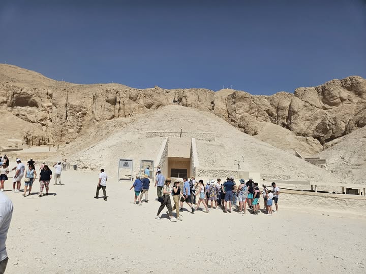 السياح يتحدون حرارة الطقس بالتوافد على مقابر وادى الملوك السياح يتحدون حرارة الطقس بالتوافد على مقابر وادى الملوك
