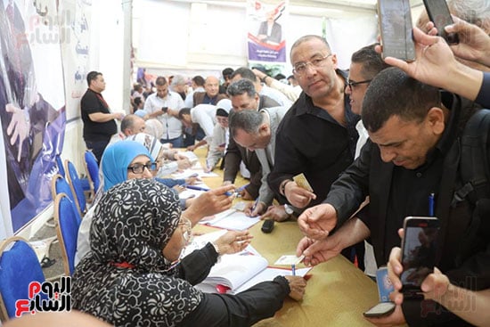 الكاتب الصحفى خالد صلاح يقوم بعملية التسجيل