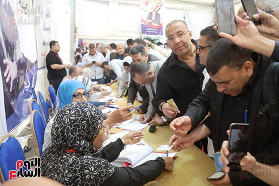 الكاتب الصحفى خالد صلاح يقوم بعملية التسجيل الكاتب الصحفى خالد صلاح يقوم بعملية التسجيل