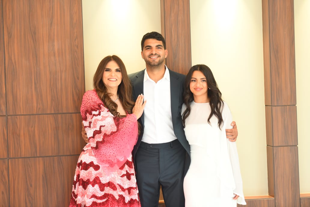 هيا مع آدم ووالدته