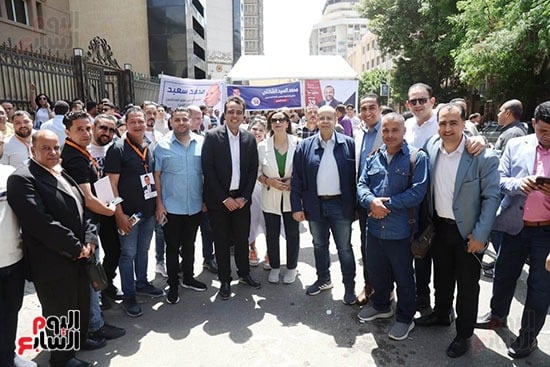 الكاتب الصحفى أكرم القصاص والكاتبة الصحفية علا الشافعى وسط الزملاء