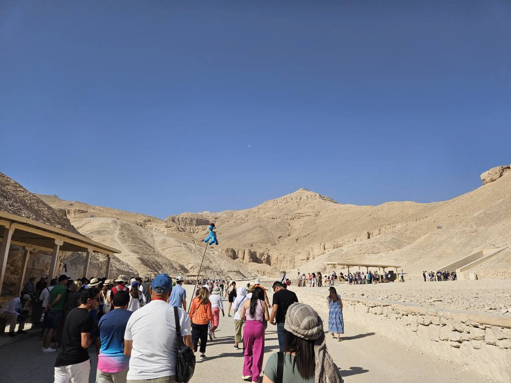 إقبال السياح فى عز الحر على مقابر وادى الملوك والملكات إقبال السياح فى عز الحر على مقابر وادى الملوك والملكات