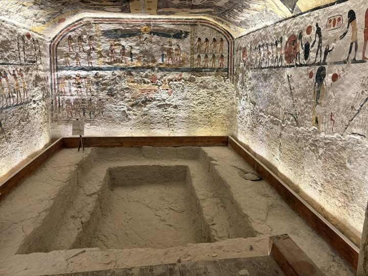 جانب من النقوش البديعة على جدران المقابر جانب من النقوش البديعة على جدران المقابر