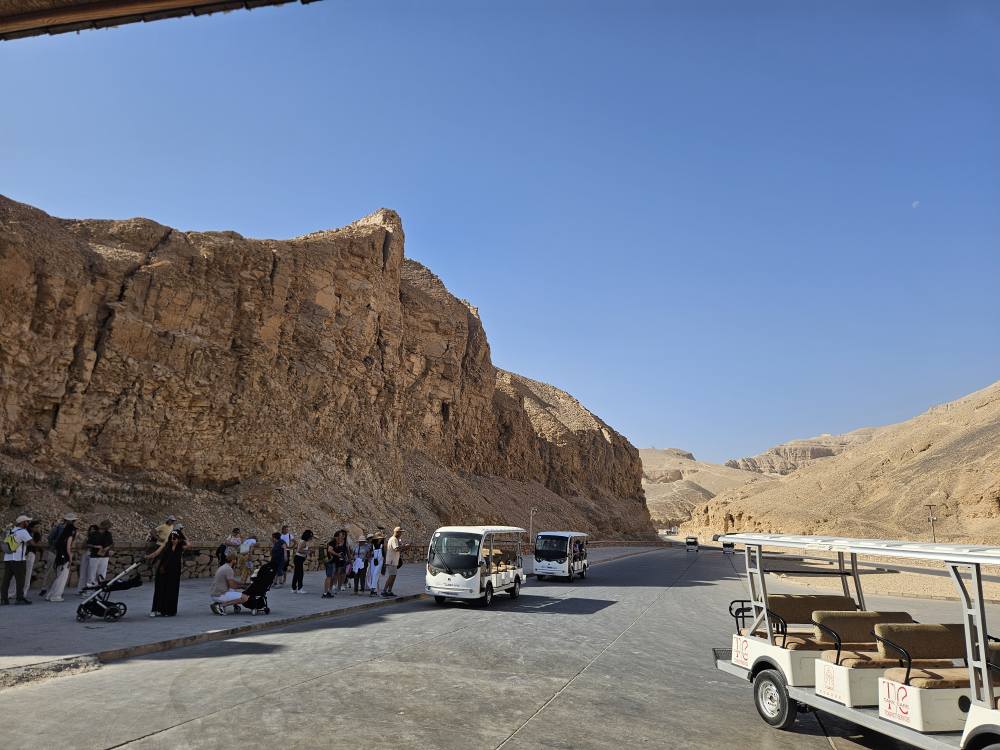 السياح خلال توافدهم على مقابر ملوك الأقصر السياح خلال توافدهم على مقابر ملوك الأقصر