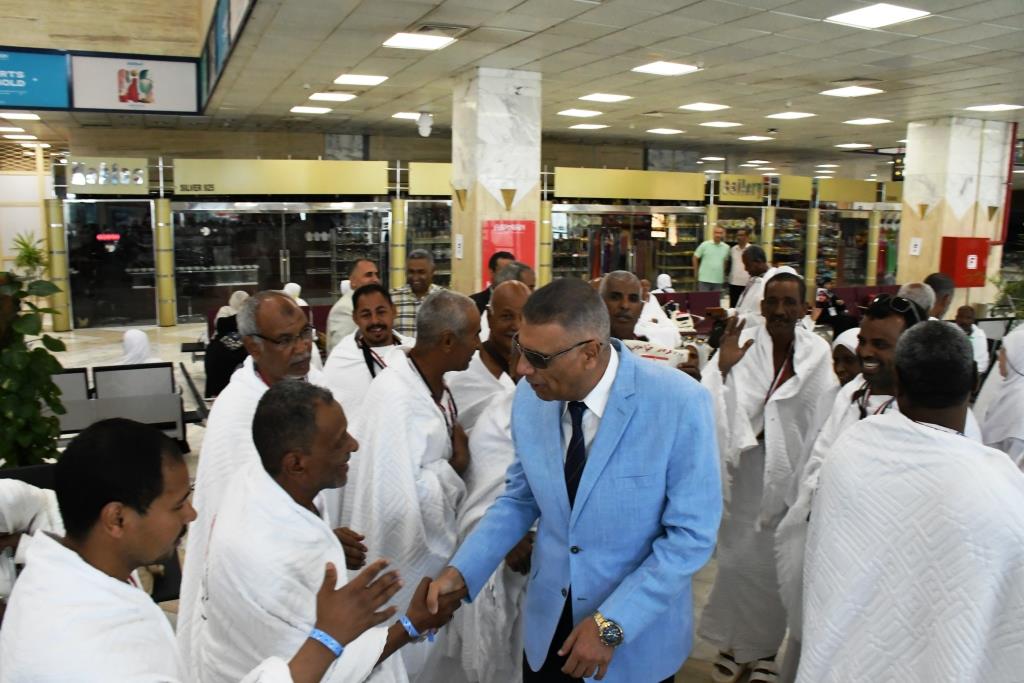 محافظ أسوان مع الحجيج محافظ أسوان مع الحجيج