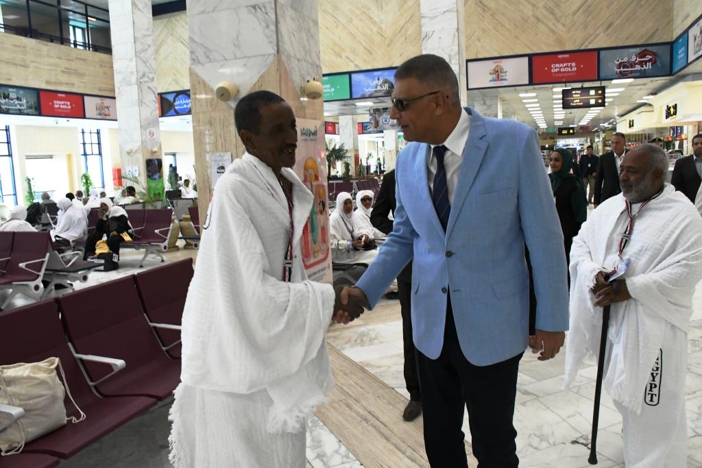 محافظ أسوان يودع الحجيج محافظ أسوان يودع الحجيج