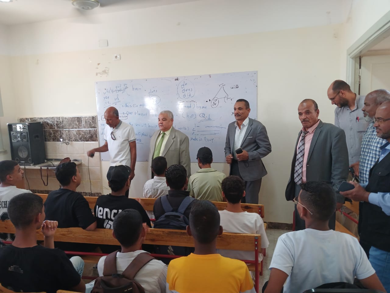 جولات وكيل التعليم على المراجعات النهائية للشهادة الإعدادية جولات وكيل التعليم على المراجعات النهائية للشهادة الإعدادية