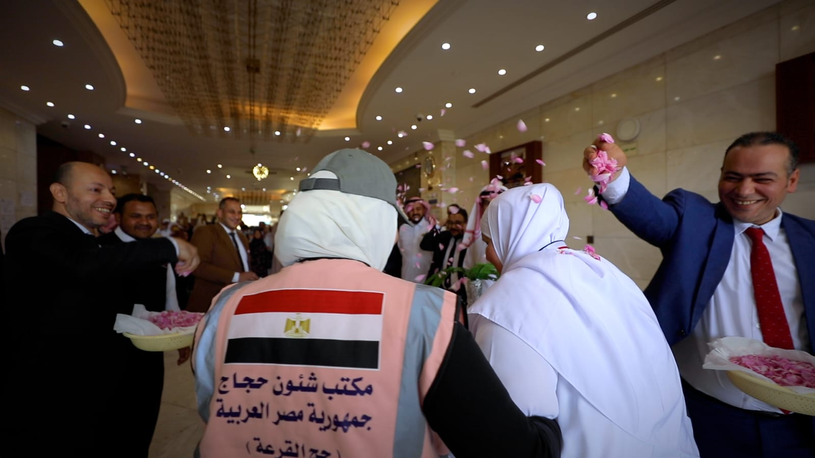 استقبال الحجاج بالورود .. استقبال الحجاج بالورود ..