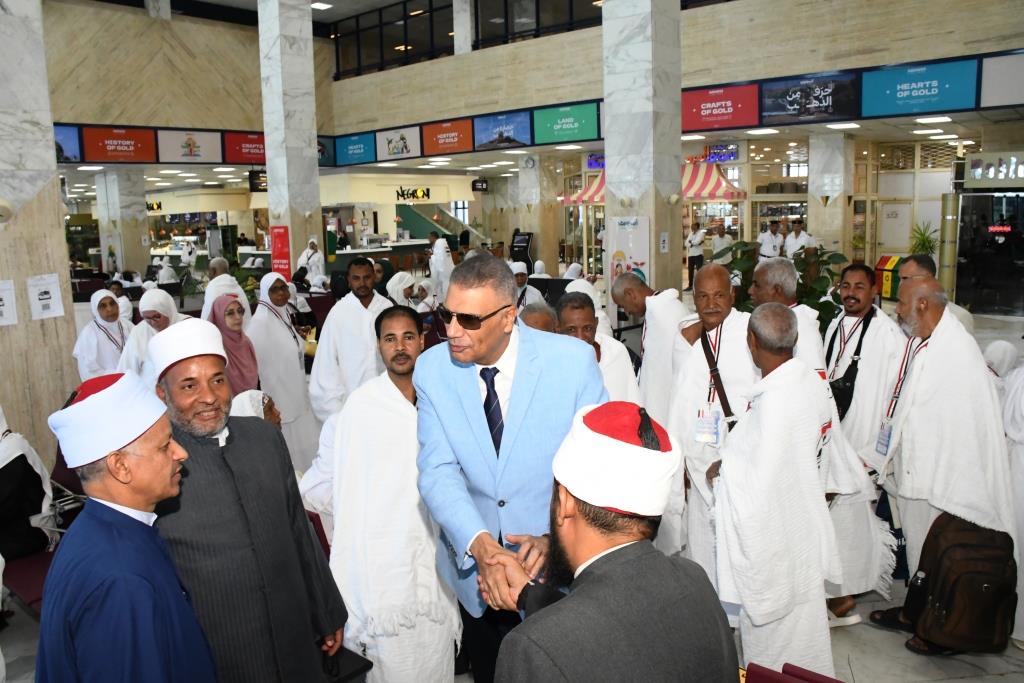 محافظ أسوان والقيادات الدينية فى المطار محافظ أسوان والقيادات الدينية فى المطار