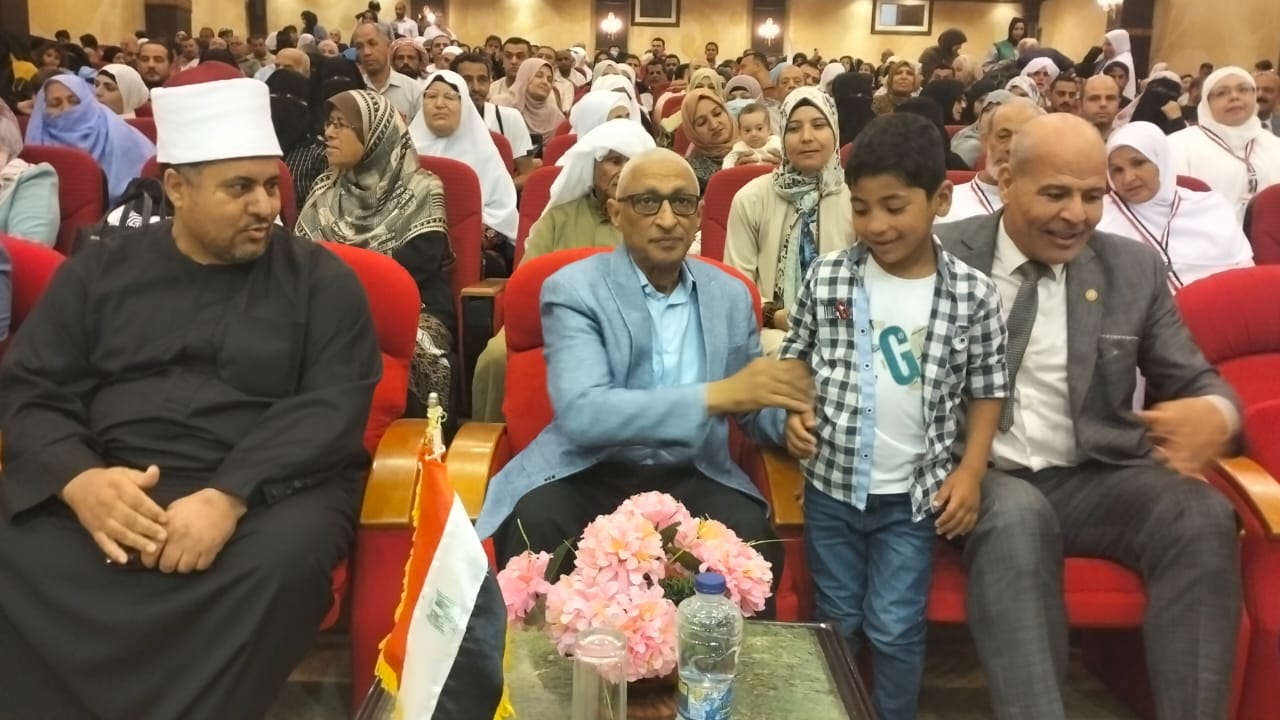 مع الحجاج وهم يبدأن رحلة السفر