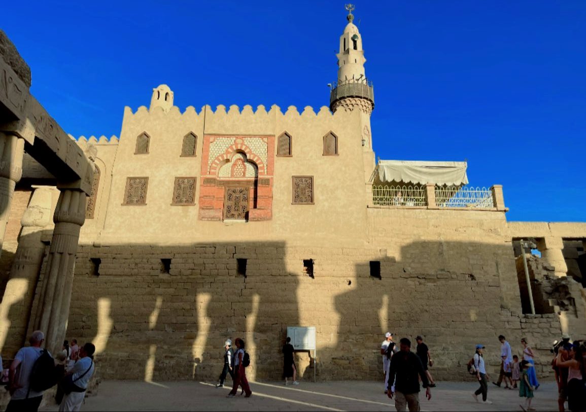 جانب من زيارات السياح لمعبد الأقصر