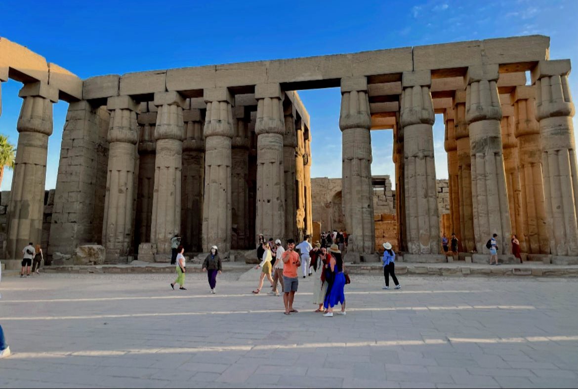 استمتاع السائحين فى معبد الأقصر