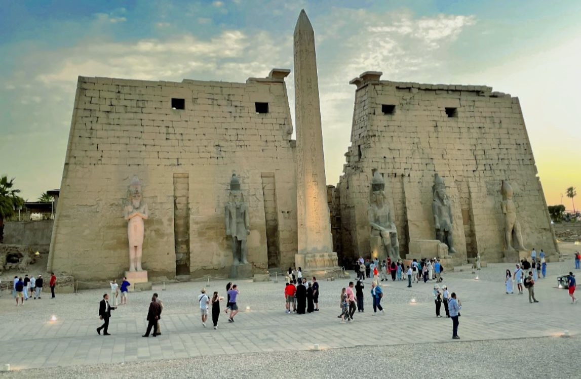 الأفواج السياحية من حول العالم يتحدون حرارة الطقس