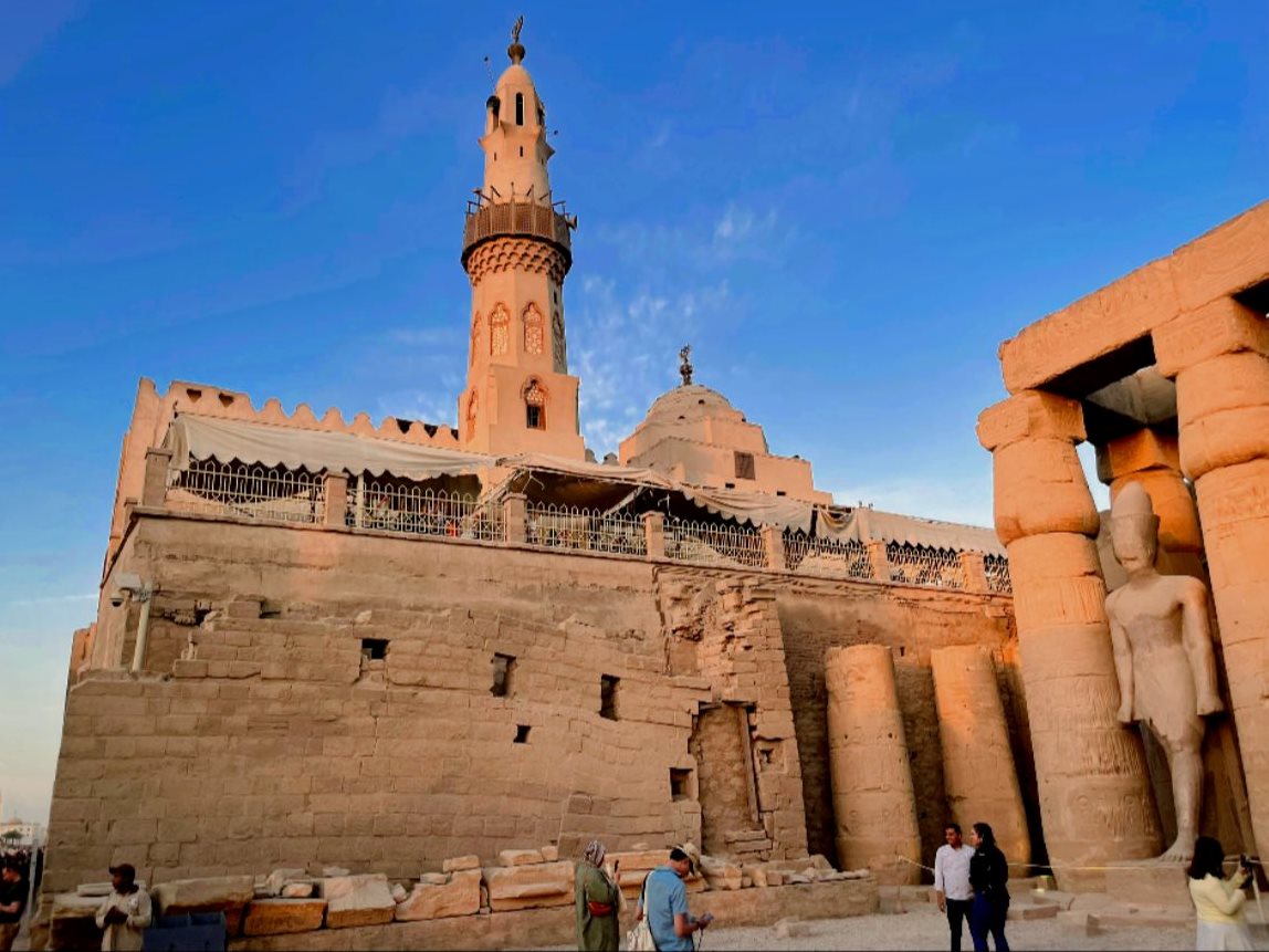 زيارة السياح لمعبد الأقصر ومسجد أبوالحجاج الأقصرى