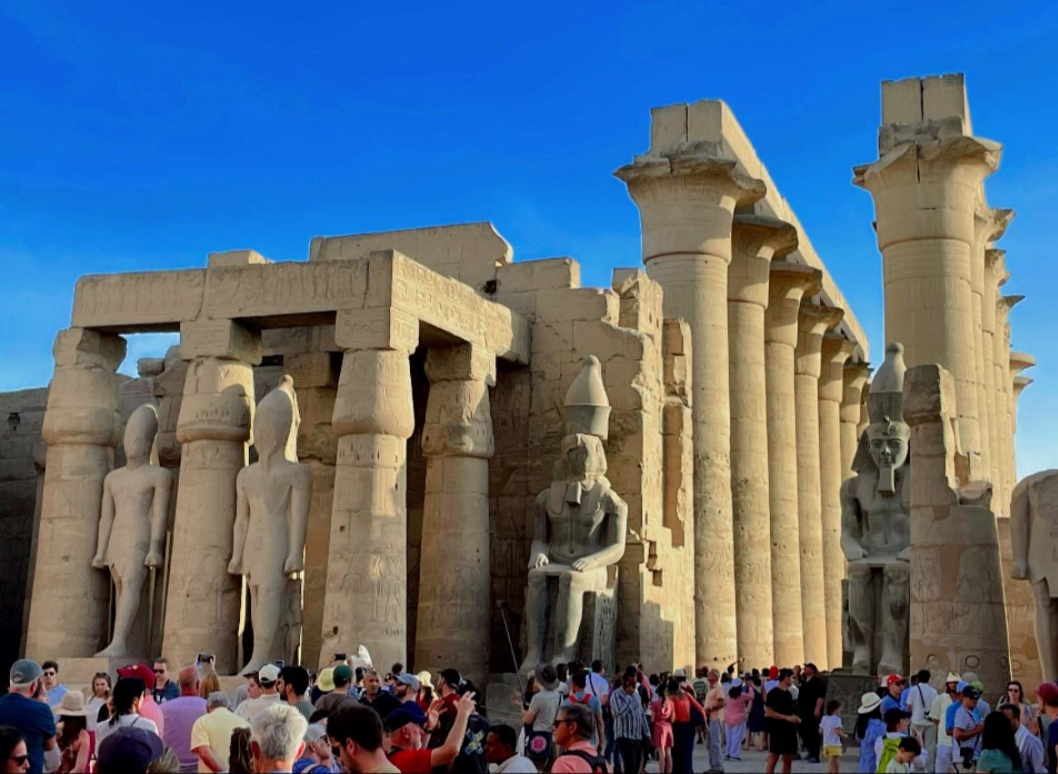 الأفواج السياحية من حول العالم يتحدون حرارة الطقس بمعبد الأقصر