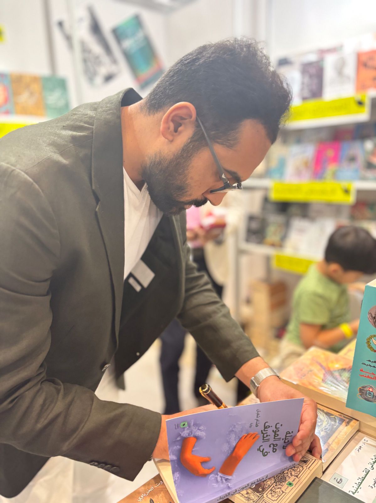 هشام شعبان يوقع روايته