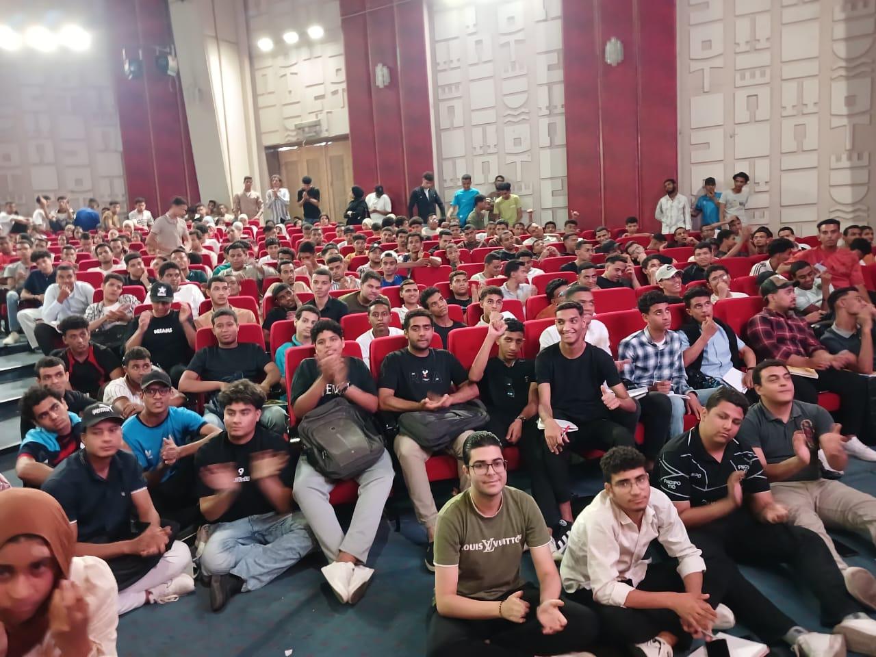 إقبال كبير من طلاب الثانوية العامة على محاضرات المراجعة النهائية بالأقصر إقبال كبير من طلاب الثانوية العامة على محاضرات المراجعة النهائية بالأقصر